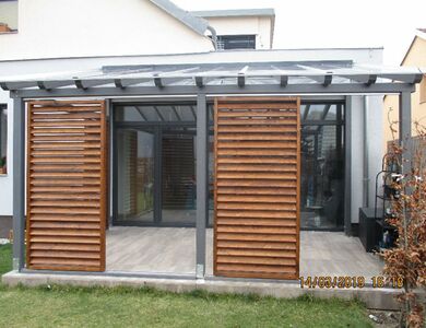 Dřevěné stínění terasy s lamelami | Zastínění terasy