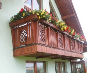 dřevěné zábradlí na balkon