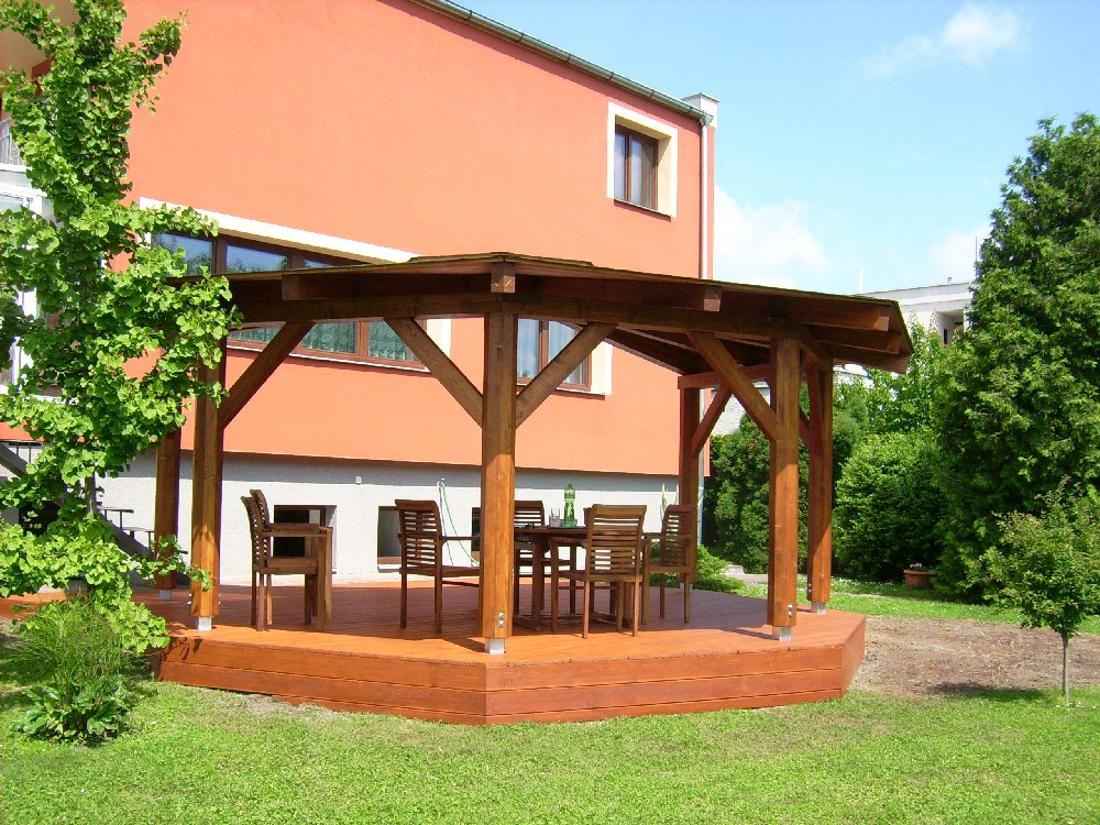 Zahradní dřevěný altán