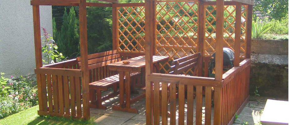 ZAHRADNÍ DŘEVĚNÁ PERGOLA S GRILEM