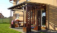 Dřevěná pergola ke zdi domu