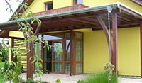 Zastřešená pergola ke zdi