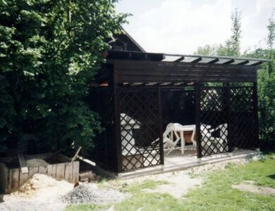 Dřevěná pergola na míru v černém provedení