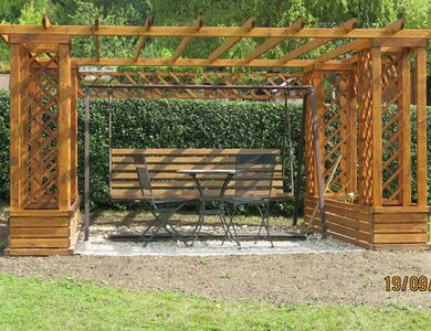 Minimalistická dřevěná pergola s posezením – Pergoly na zahradu Vetas