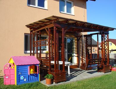 Pergola na míru vyrobená ke zdi domu – Pergoly Vetas