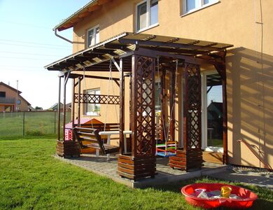 Pergola ke zdi domu na zakázku – Pergoly na míru Vetas