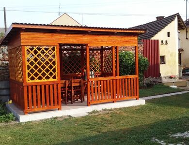 Krásná pergola vycházející ze zastřešené pergoly - Dřevěné pergoly Vetas