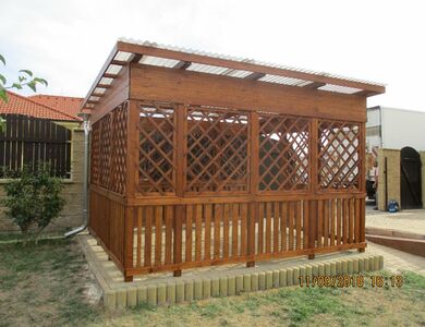 Zastřešená, dřevěná pergola atypická