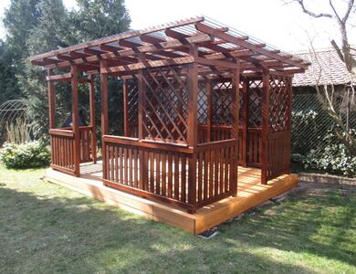 Pergola ke zdi domu na zahradě