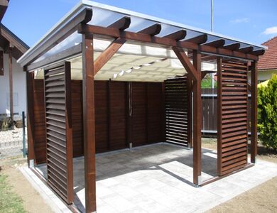 Dřevěná pergola se střešní plachtou na míru