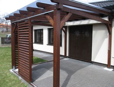 Dřevěná pergola v tmavě hnědé barvě