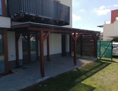 Pergola ke zdi domu na zahradě | Zahradní pergoly