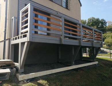 Dřevěný balkon kombinace šedé a přírodní barvy | Zahradní pergoly