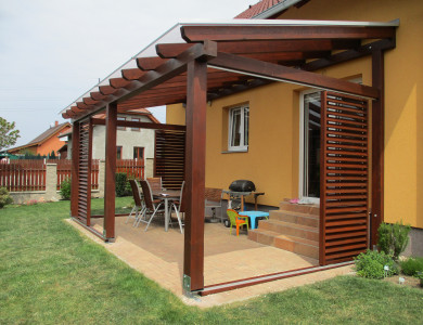 Dřevěné zastřešení terasy s posuvnými slunolami 123 | Zakázková výroba - zastřešení terasy