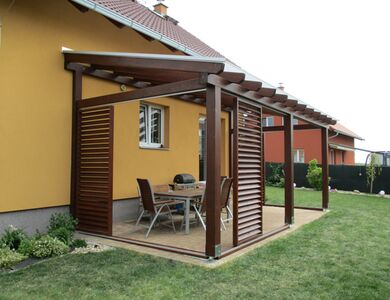 Dřevěné zastřešení terasy s posuvnými slunolamy 125 | Zakázková výroba - zastřešení terasy