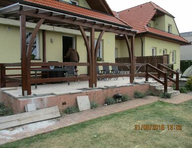 Zastřešení terasy ze dřeva s obloukovými prvky – Zastřešené terasy u domu Vetas
