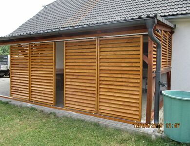 Dřevěné zastřešení terasy se slunolamy – Zastřešené terasy u domu Vetas
