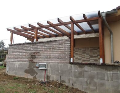 Pergola z dřevěných trámů a polykarbonátové střechy