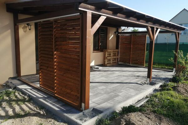 Po realizaci | Před x Po - Realizace pergoly ke zdi domu