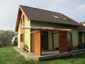  | Nové typy zastřešení terasy - pergola ke zdi domu