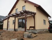  | Nové typy zastřešení terasy - pergola ke zdi domu