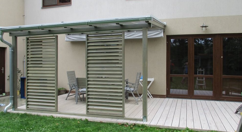 Nové typy zastřešení terasy - pergola ke zdi domu